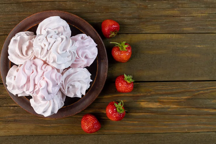 Strawberry frozen yoghurt wafers