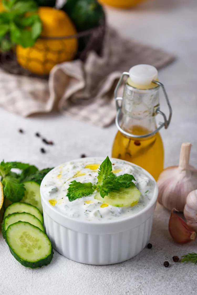 Yoghurt with cucumber and mint (maast-o-khiar)