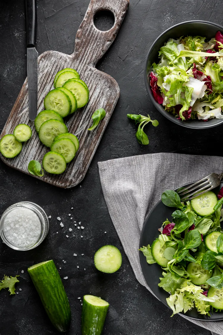 Green salad with hot and sour dressing