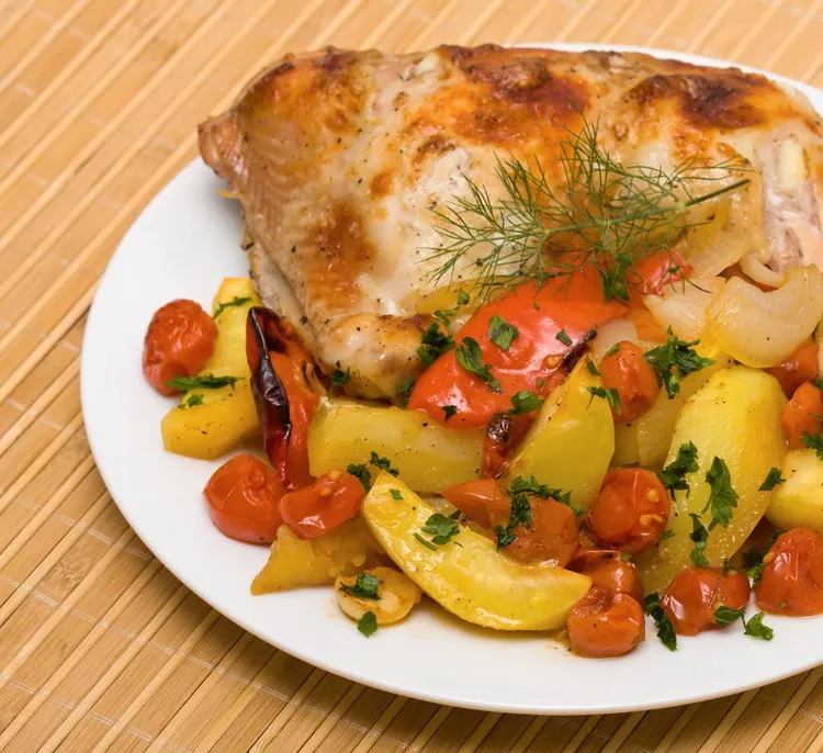 Herbed chicken fillets with roast potatoes, leeks & capsicum