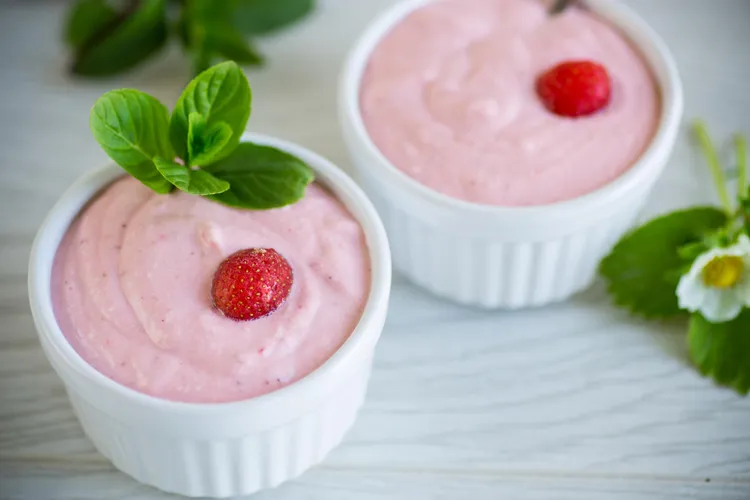Low-fat strawberry mousse