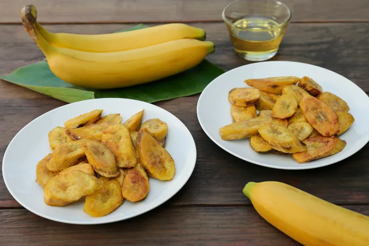 Pan-fried bananas with lime and cardamom cream