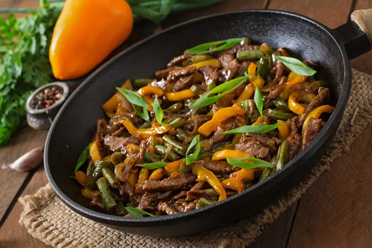 Stir fry beef with ginger and garlic