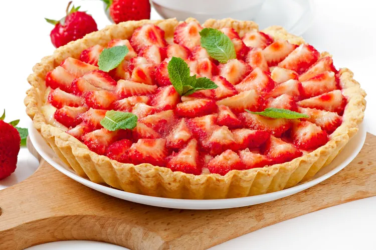 Strawberry, ginger and honey pie with golden spelt crust