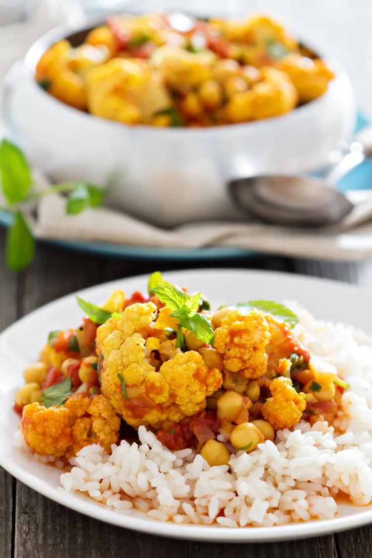 Indian cauliflower and chickpea curry