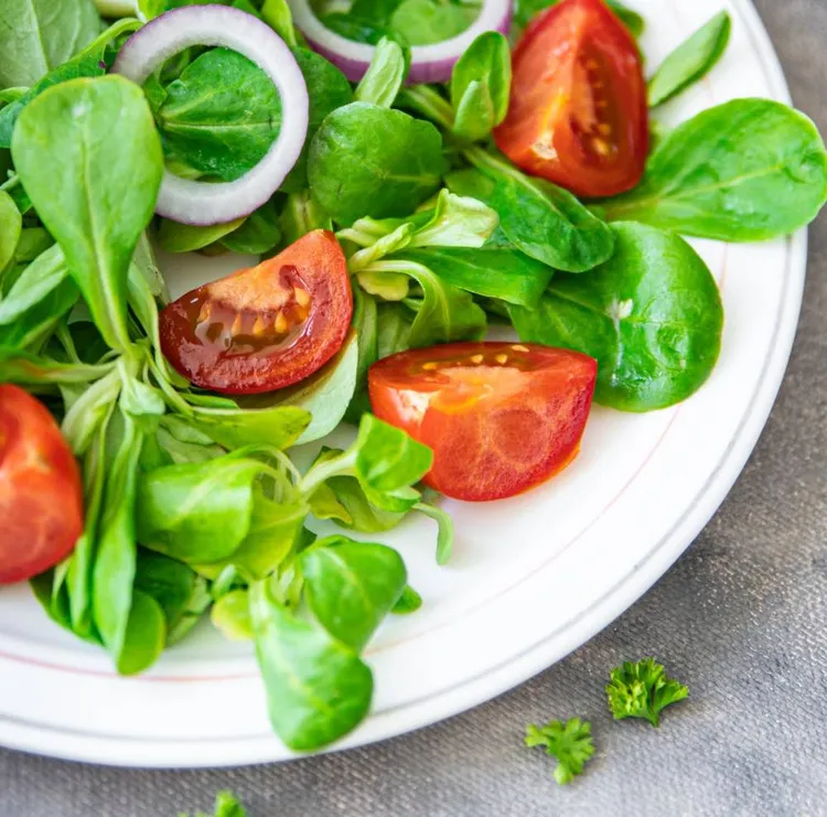 Tomato & spinach salad with cumin-spiced dressing