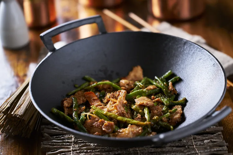 Chilli pork and asparagus stir-fry