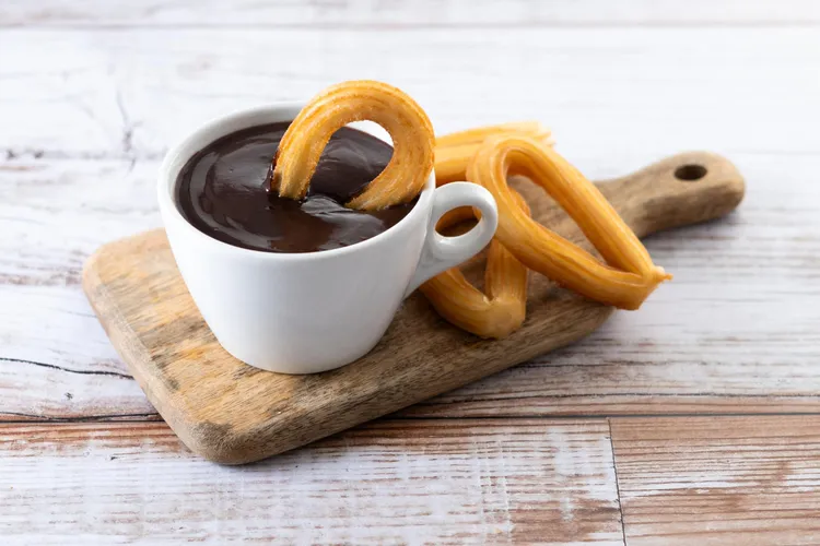 Churros con chocolate caliente (churros with hot chocolate)