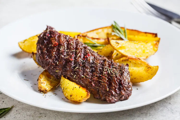 Spicy rump steaks with barbecued potatoes
