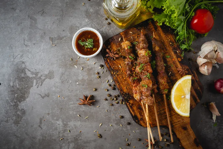 Beef skewers with mint and lemon sauce