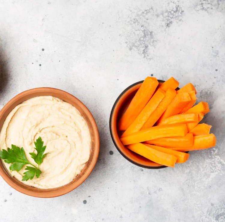 Baby carrots with quick hummus