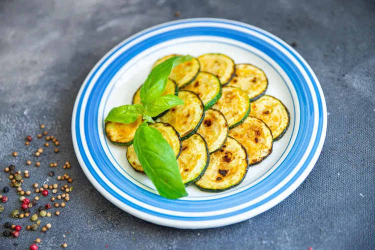 Baked zucchini with lemon and mint