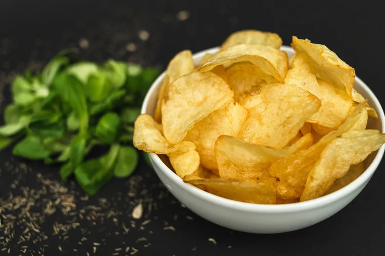 Traditional chips with lemon and thyme salt