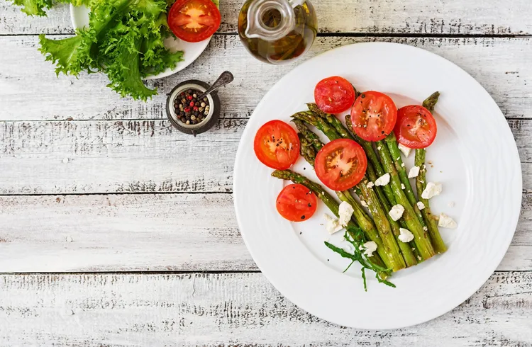 Grilled asparagus with tomato and feta