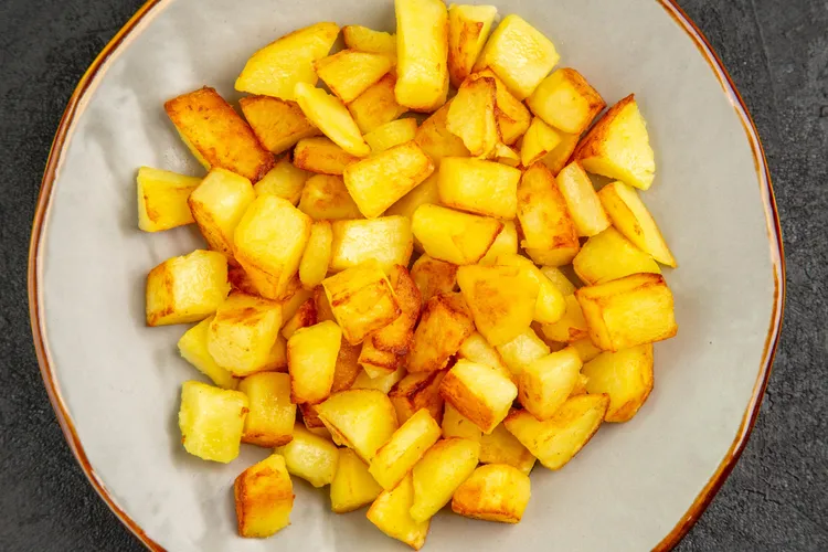 Pan-fried potatoes with garlic