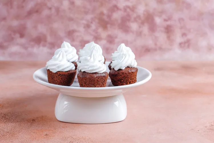Chocolate vanilla cream cakes