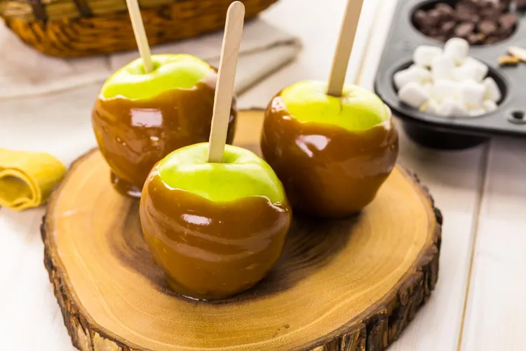 Vegan cinnamon date caramel apples