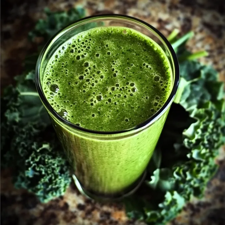 Kale, spinach and pear smoothie
