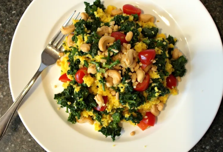 Kale, pepper, tomato and cashew scramble
