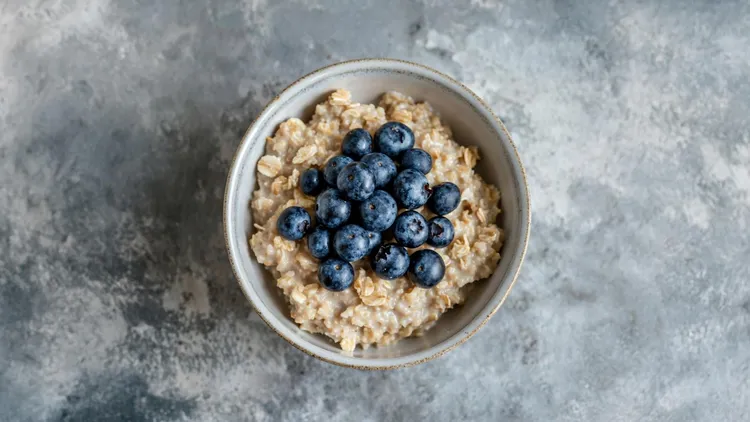Blueberry-infused egg white oatmeal