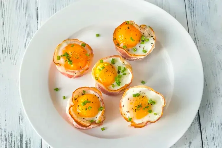 Baked eggs with ham and spices