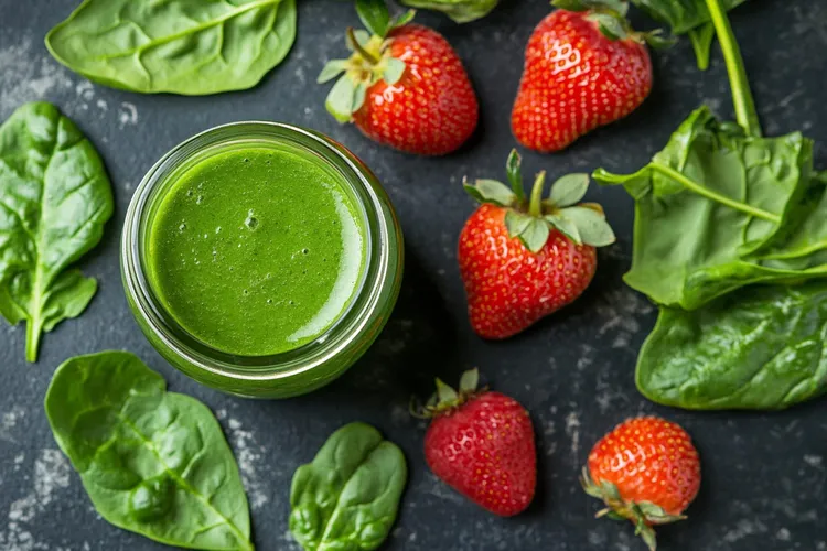 Strawberry-spinach green smoothie