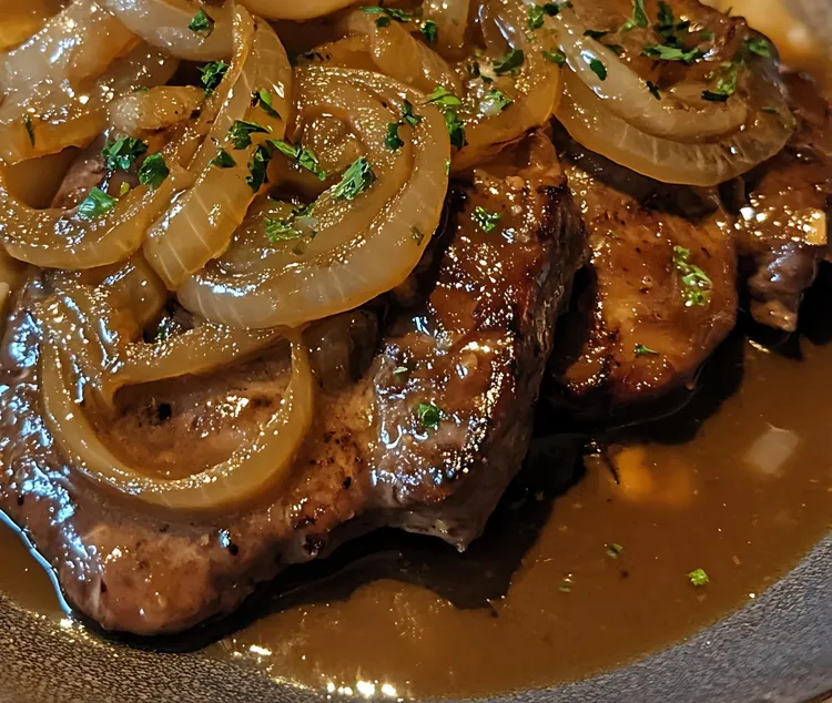 Garlic butter pan-fried steak with onions