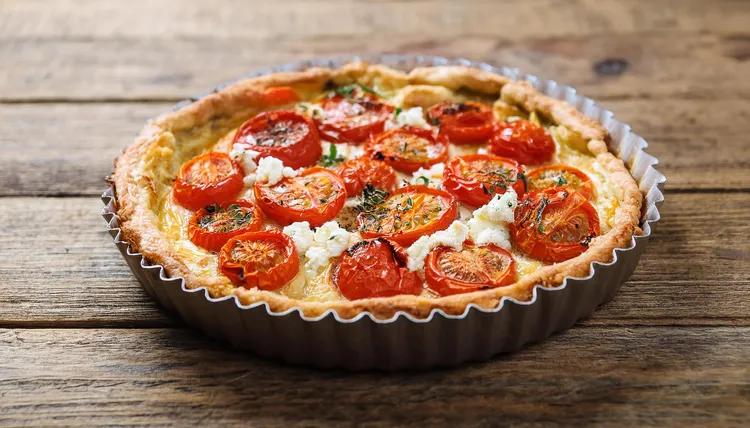 Tart with cherry tomatoes