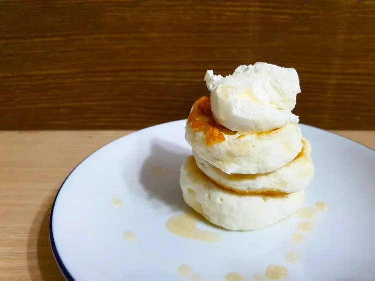 Crumpets with honey ricotta