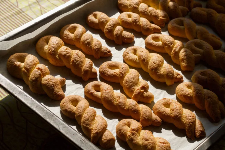 Greek easter cookies (koulourakia)