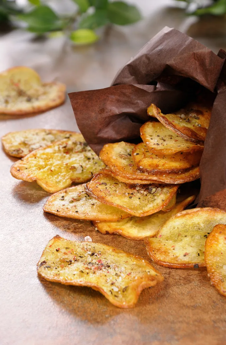 Oven-baked chips with chilli & thyme