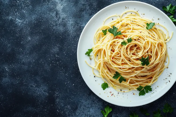 Garlic olive oil spaghetti with parsley and black pepper
