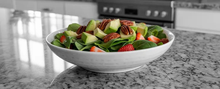 Avocado, strawberry and spinach salad
