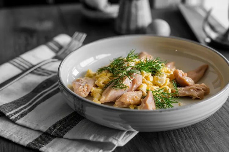 Chicken and dill protein scramble