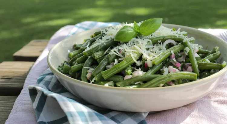 Fresh green bean salad with parmesan