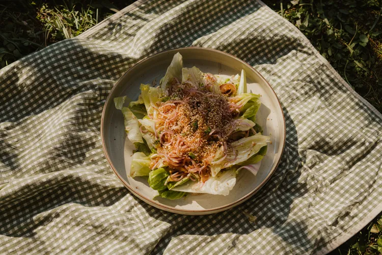 Iceberg lettuce with sesame seeds