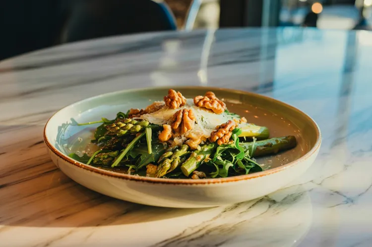 Sauteed asparagus with caramelised balsamic walnuts