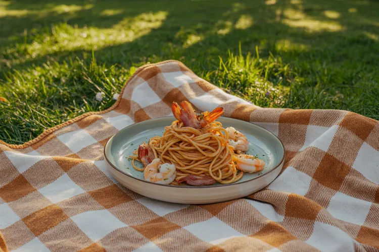 Spaghetti with garlic butter, bacon and shrimps