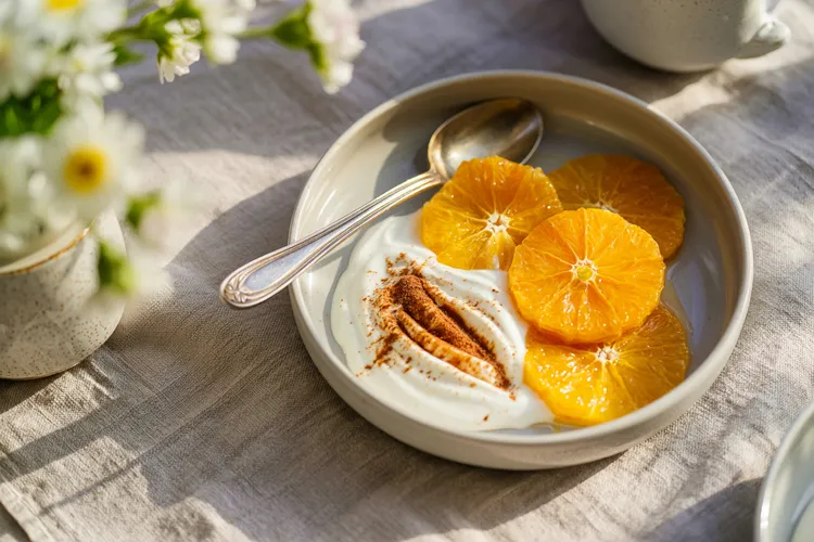 Caramelised oranges with cinnamon yogurt
