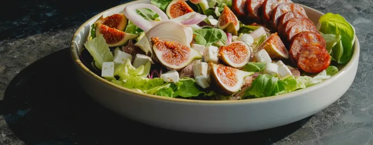 Grilled sausage with figs, goat cheese and lettuce salad