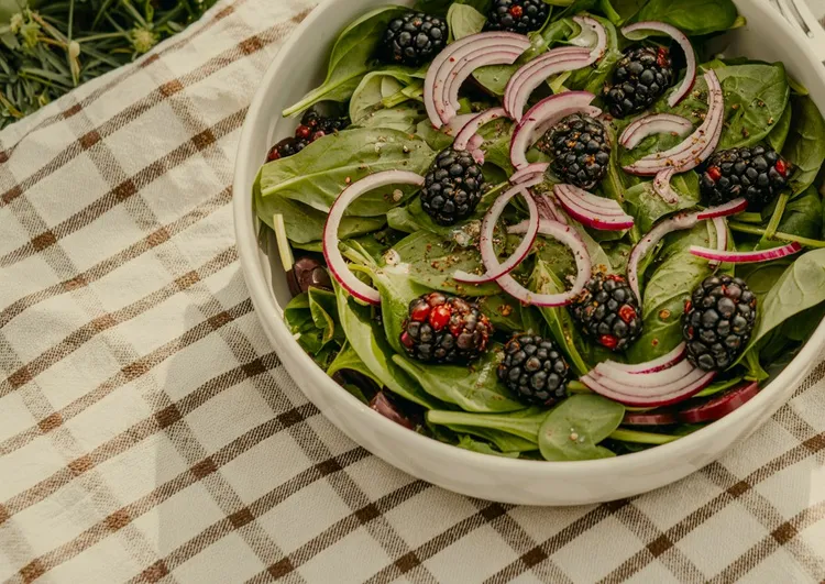 Spinach salad with blackberries