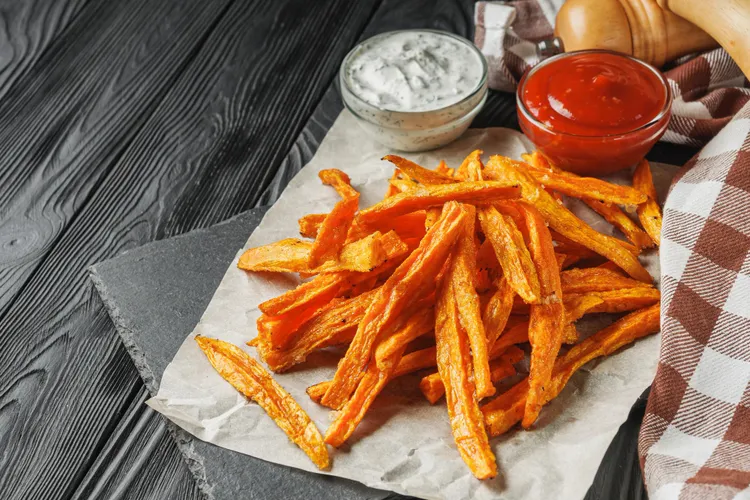 Baked sweet potato fries with garlic, paprika and black pepper