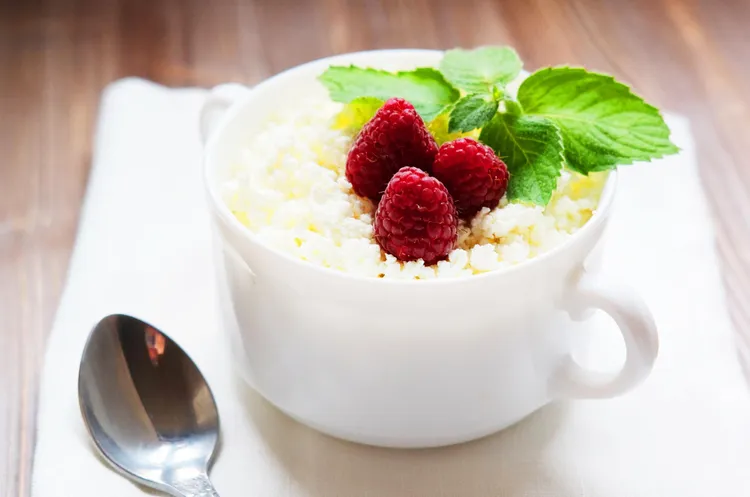 Coconut raspberry cottage cheese bowl