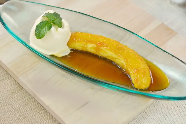 Bananas with rum sauce (flambé)