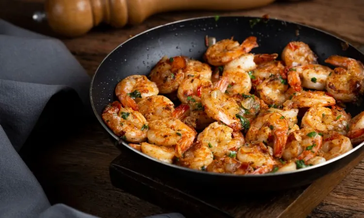 Grilled oregano shrimp with onion