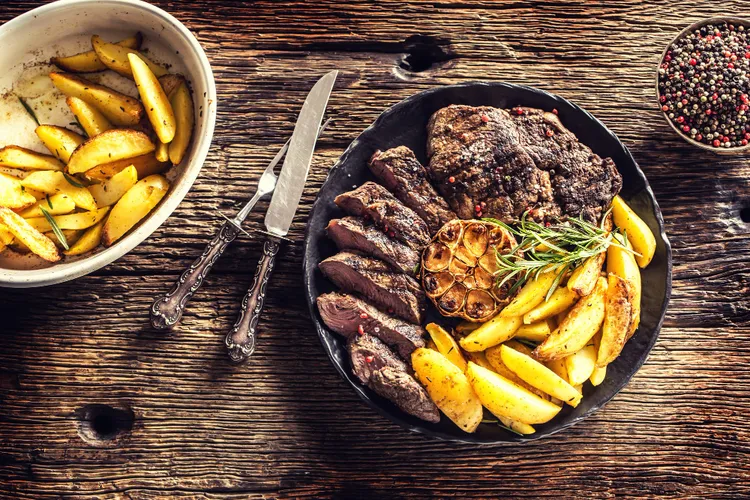 Red wine steaks with crispy potato