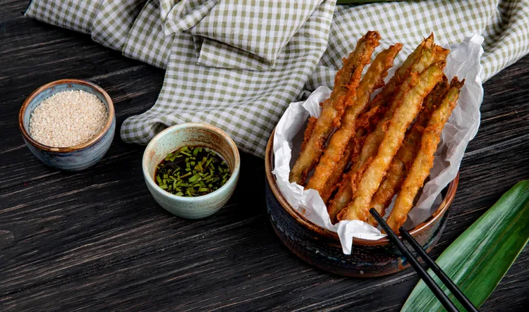 Tempura green beans with soy dipping sauce
