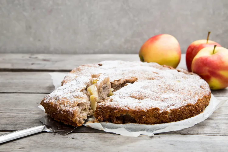 Apple and vanilla tea cake