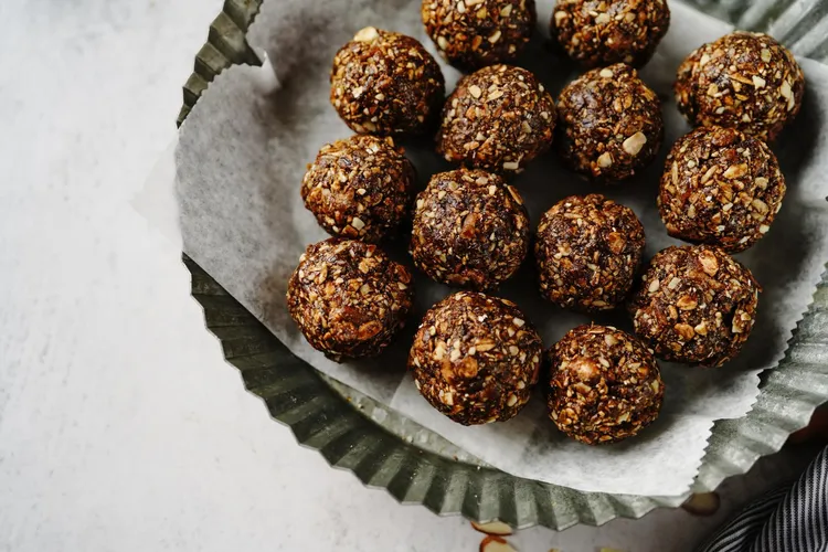 Apple cinnamon oat energy bites