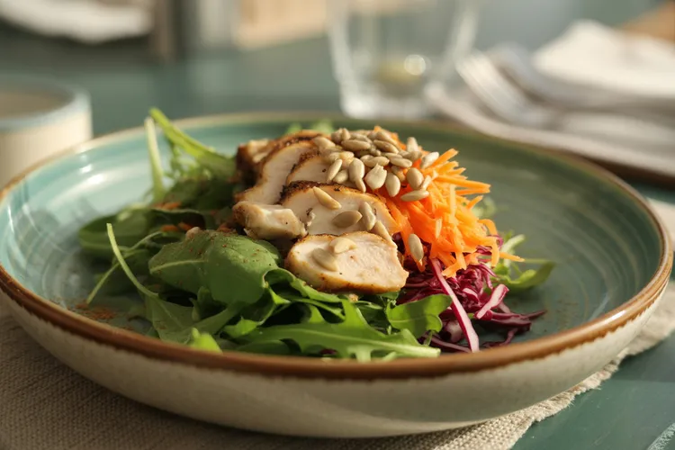 Arugula chicken salad with carrots and red cabbage